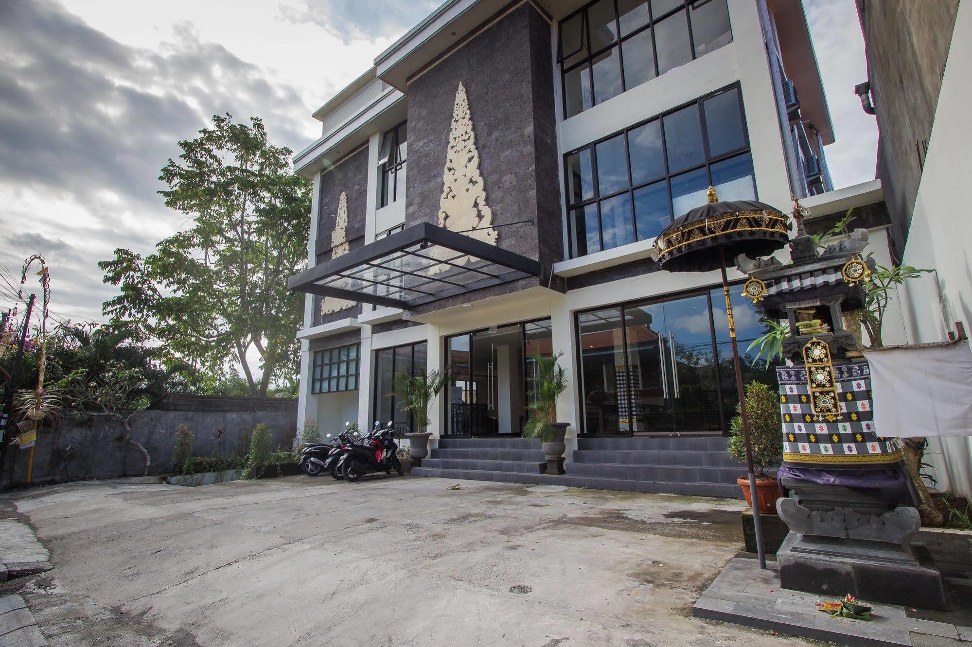 Ivanka Airport Inn Kuta Lombok Exterior foto